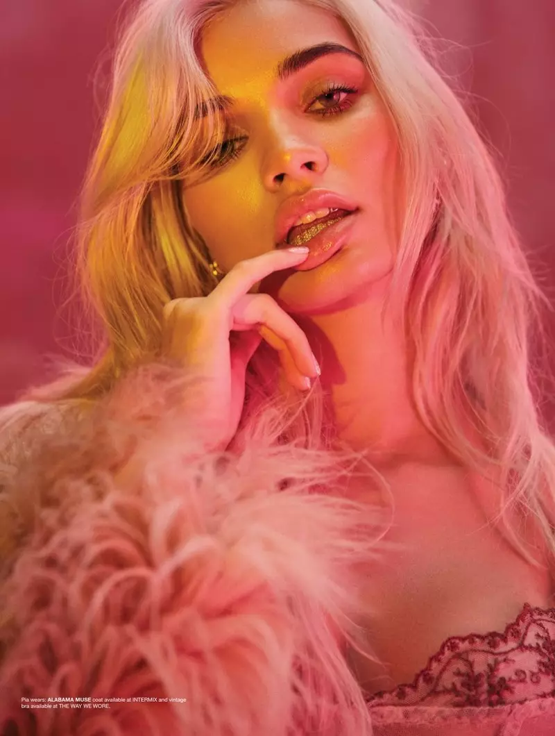 Pia Mia ඇලබාමා මියුස් ලොම් කබාය වින්ටේජ් බ්‍රලට් එකකින් සැරසී සිටී