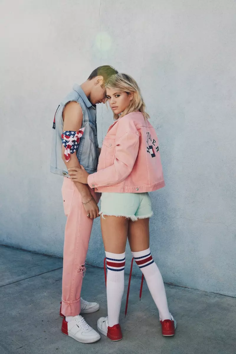 Sociala medier-stjärnan Sofia Richie bär Tommy Jeans Pastel Denim Jacket ($199,50) och Pastel Denim Short ($99,50)