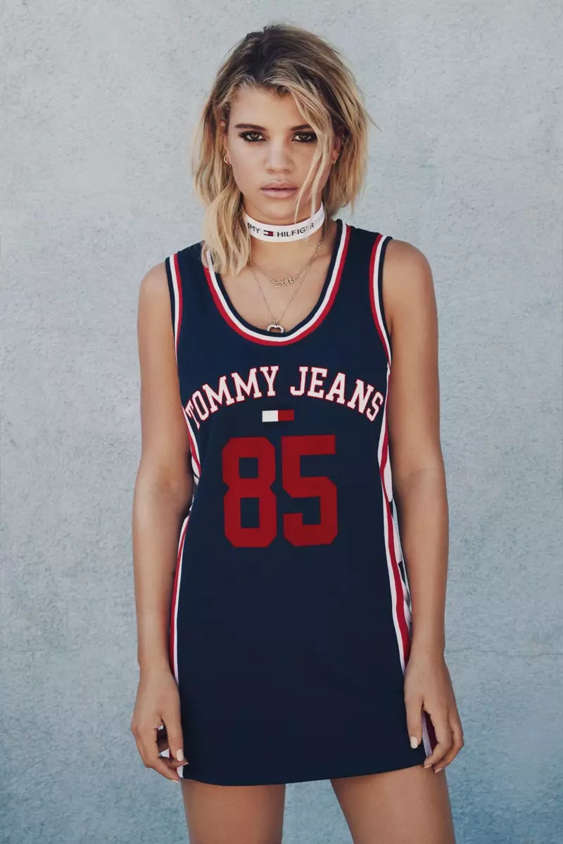 Sofia Richie usa un vestido de basquetbol Tommy Jeans $119.50