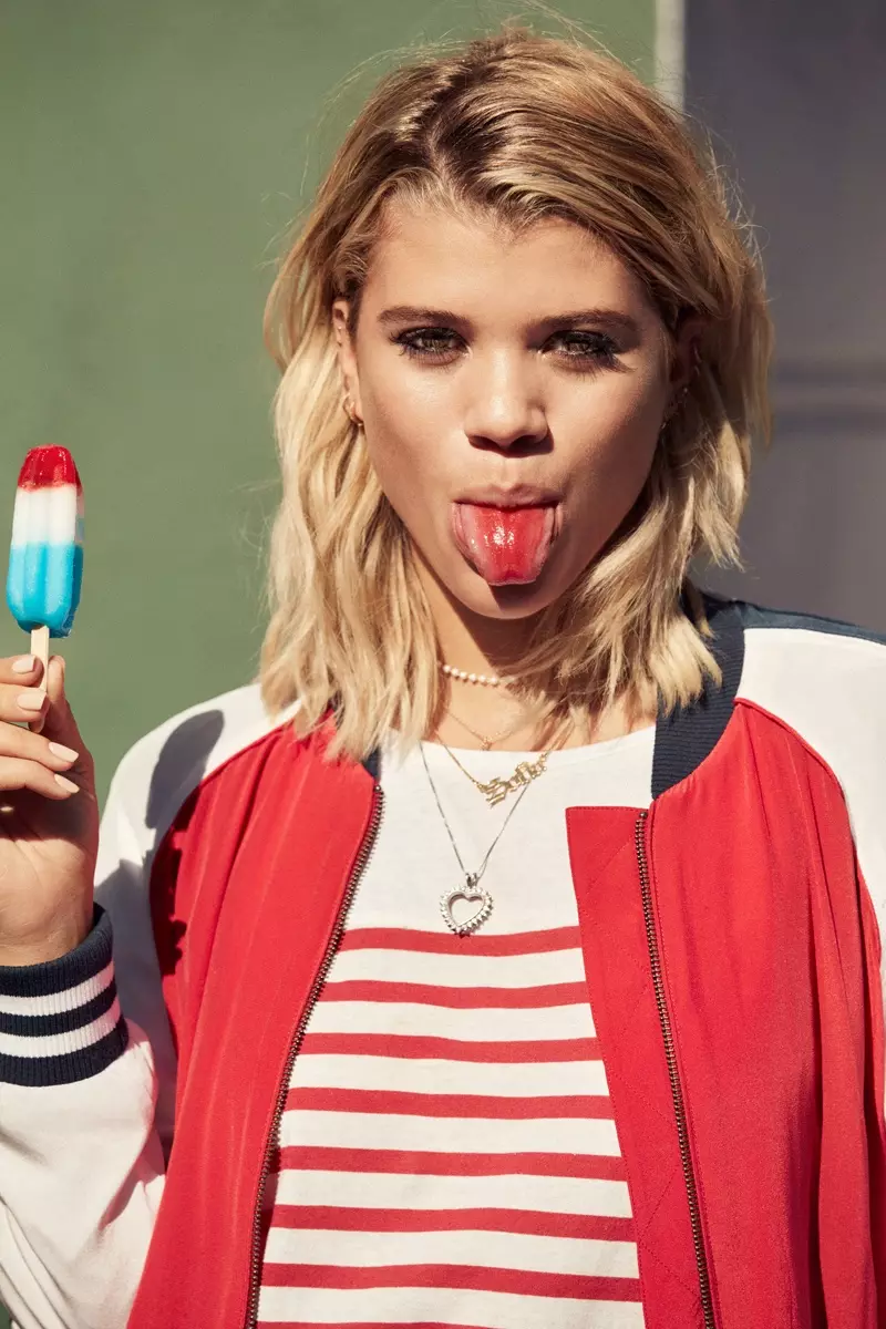 Tommy Hilfiger Denim의 2017 봄-여름 캠페인에서 아이스 캔디를 먹고 있는 Sofia Richie