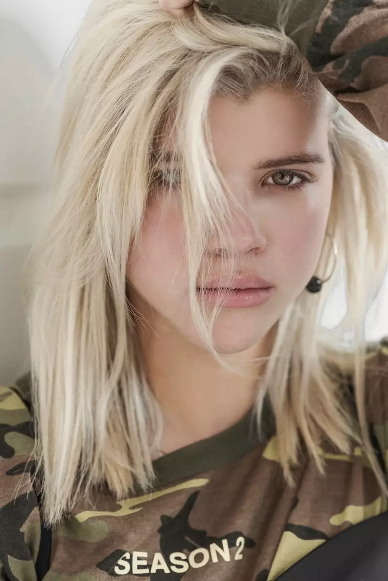 Sofia Richie bergambar dengan gaya rambut yang kusut masai