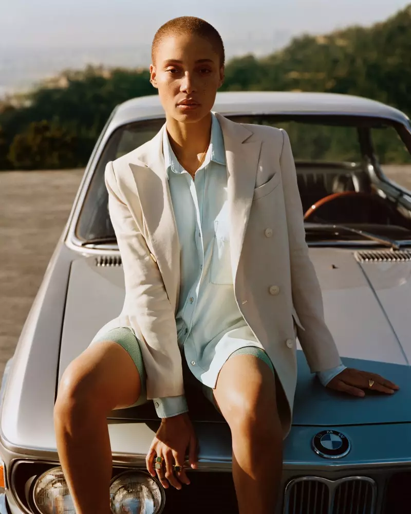 Az Adwoa Aboah a Mango 2019 tavaszi-nyári kampánya előtt áll