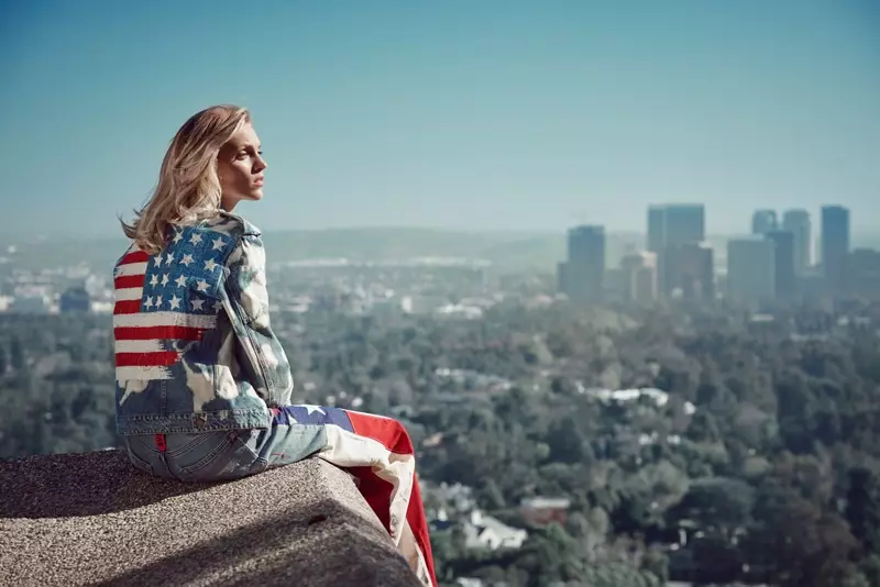 लॉस एंजेलिसकडे पाहता, अंजा अमेरिकन ध्वजाच्या तपशीलासह डेनिम जॅकेट आणि पॅंटचे मॉडेल बनवते