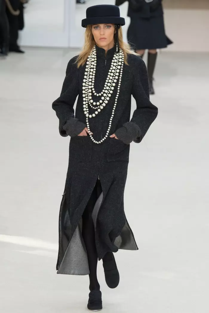 Аня Рубик идет по подиуму на показе Chanel осень-зима 2016 в рамках Недели моды в Париже.