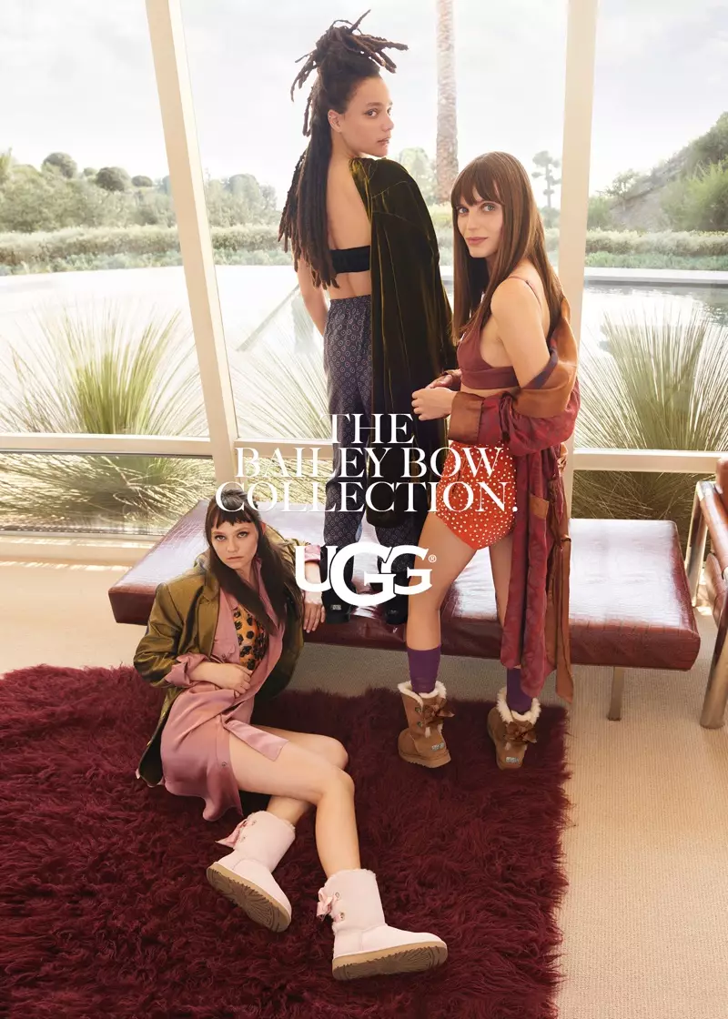 Lola McDonnell luce mullidas sandalias en la campaña UGG otoño-invierno 2018