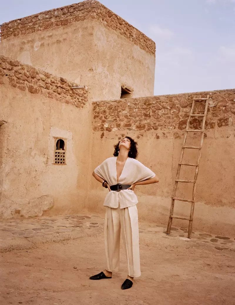 Steffy Argelich-ek Mango Summer Diaries 2018ko udaberri-udako lookbook-aren aurrean