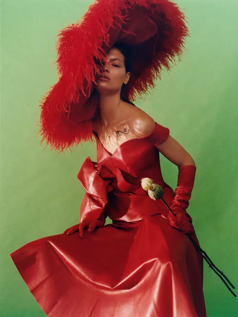 Faretta posa in Statement Fashion per Revue Magazine