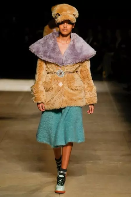 „Miu Miu Brings On the Fur 2017 rudens“.