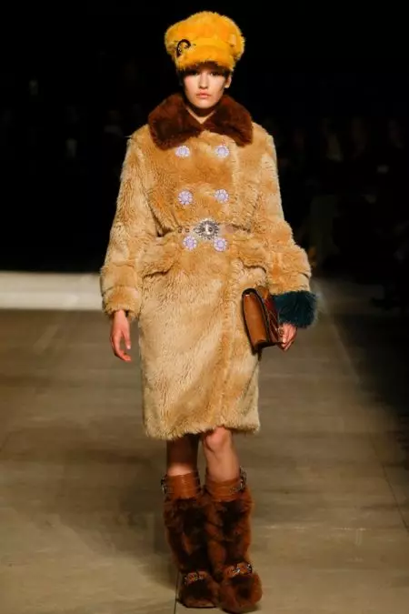 Miu Miu သည် Fall 2017 အတွက် Fur ကို ယူဆောင်လာခဲ့သည်။