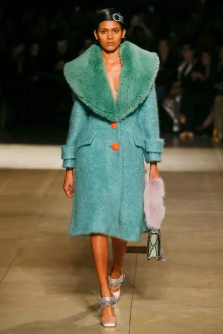 „Miu Miu Brings On the Fur 2017 rudens“.