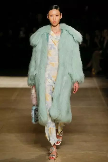 Miu Miu သည် Fall 2017 အတွက် Fur ကို ယူဆောင်လာခဲ့သည်။