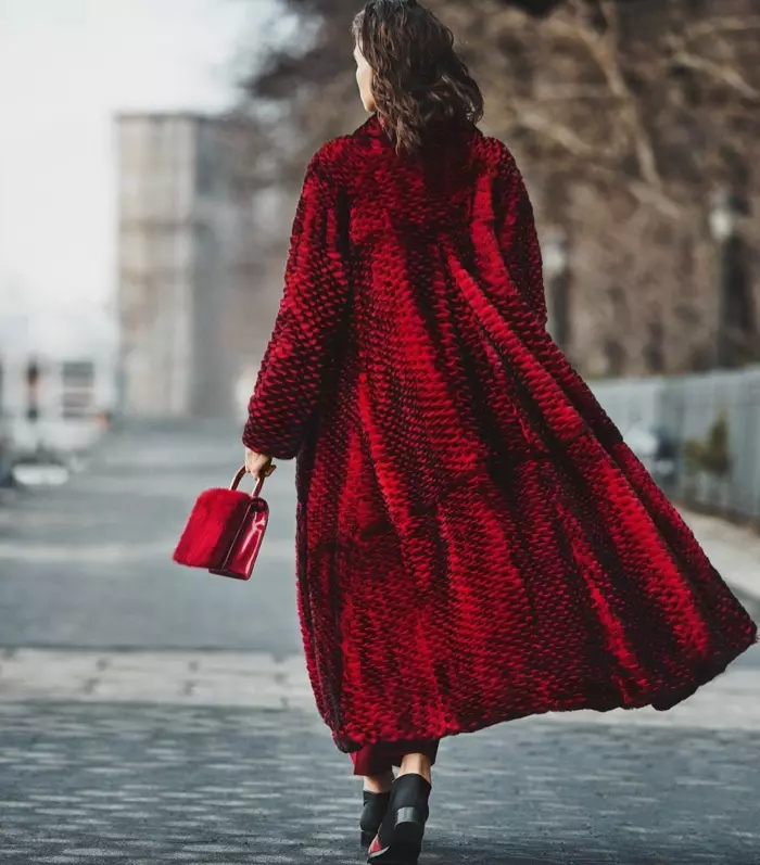 La modella indossa una pelliccia rossa