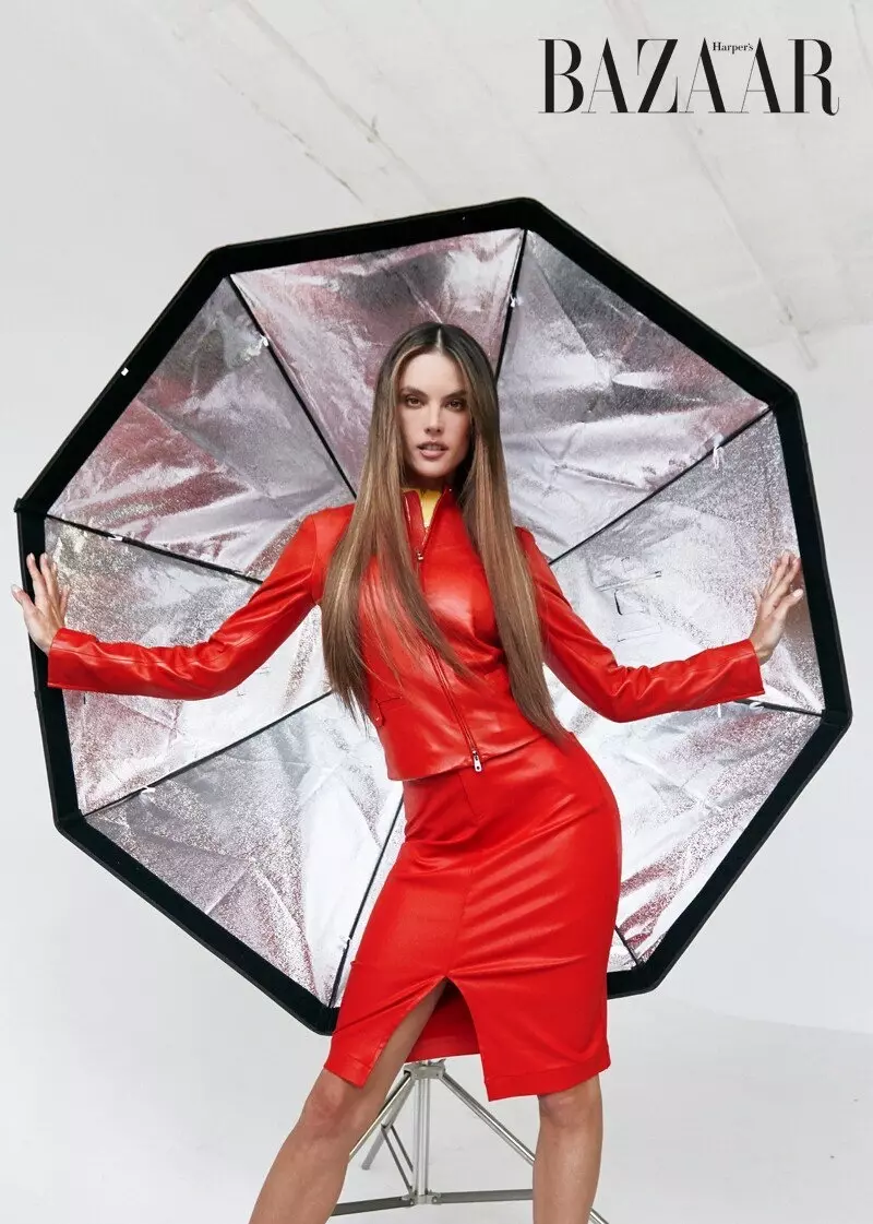 Alessandra Ambrosio Graces d'Säiten vum Harper's Bazaar Vietnam