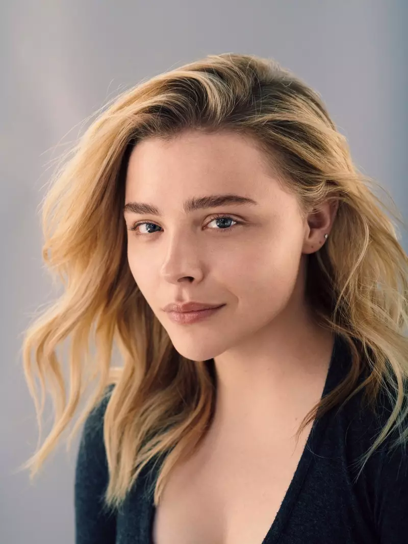 Kloe Grace Moretz SK-II üçin ýalaňaç derisini görkezýär