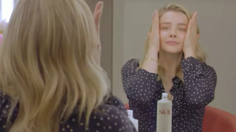 Glumica Chloe Grace Moretz pozira bez šminke za film SK-II #BareSkinProject