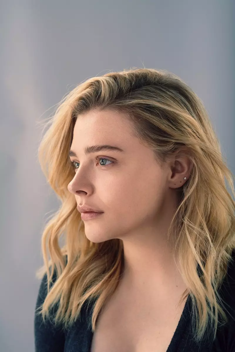 Aktrisa Kloý Grace Moretz SK-II üçin ýalaňaç derisini görkezýär