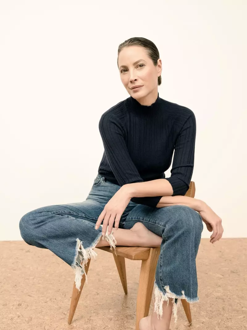 Facendo una posa, Christy Turlington appare nella campagna primavera 2020 di J Brand