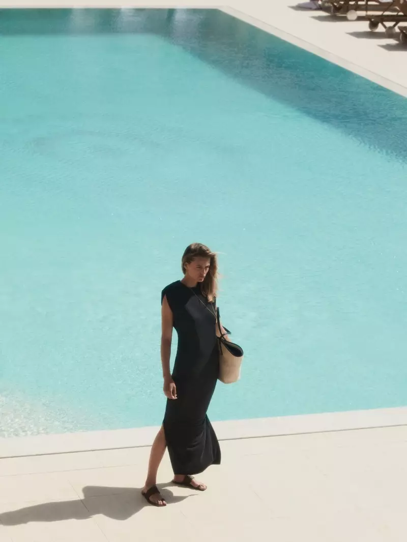 Edita Vilkeviciute สวมชุดสีดำจาก Massimo Dutti