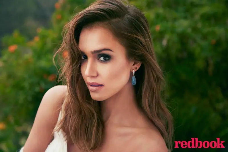 Jessica Alba fait la couverture du magazine Redbook et révèle son amour pour Craigslist