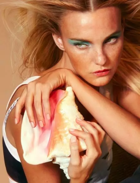 UCaroline Trentini ukhonza iGlam ecocekileyo kwiDior kwiMagazini yePOP