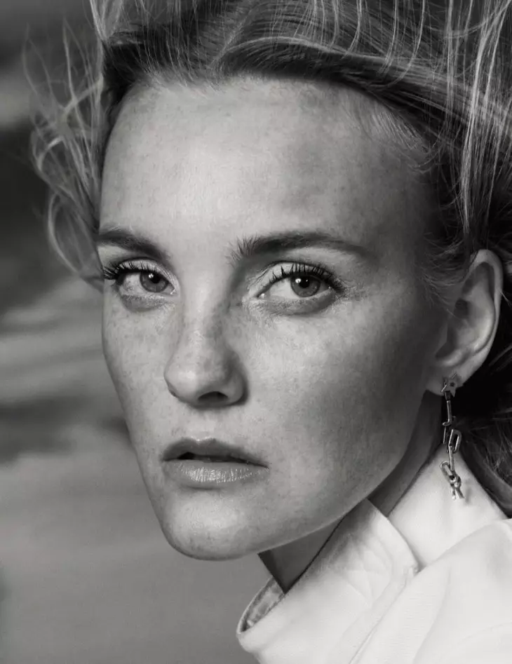 Ritratta bl-iswed u abjad, Caroline Trentini turi l-freckles tagħha