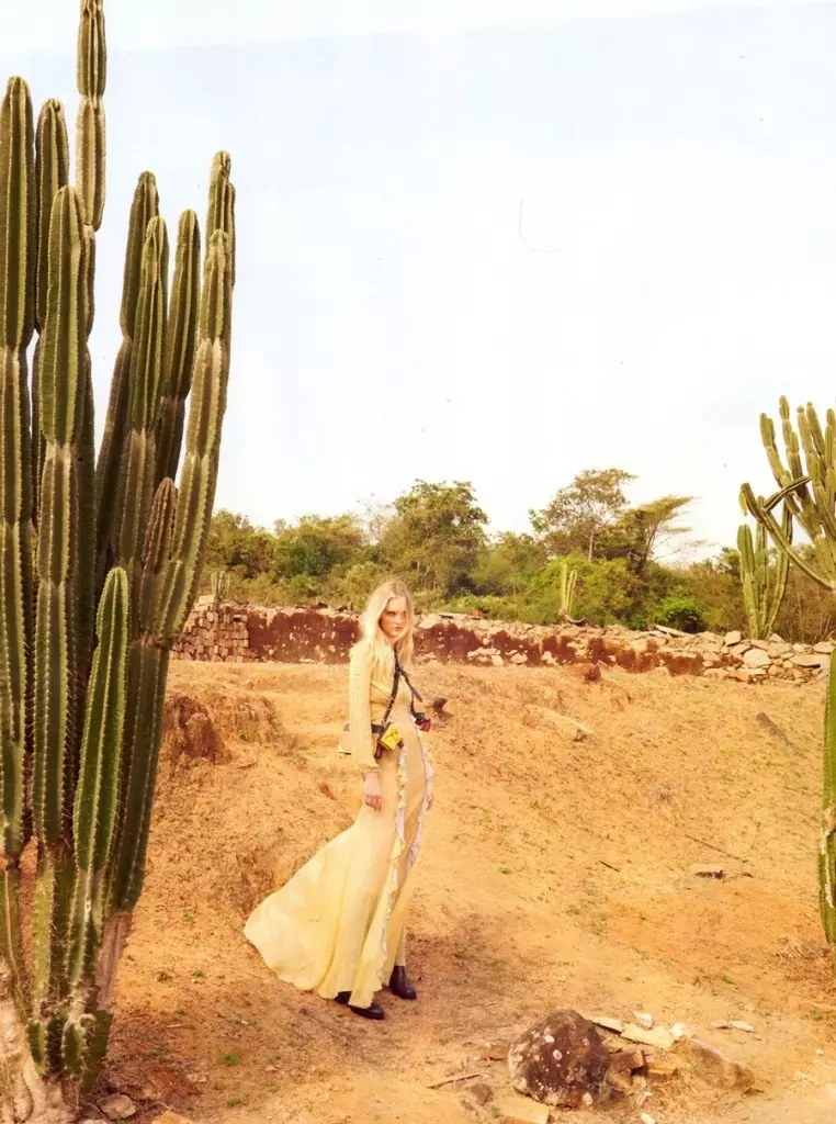 Bergambar di luar rumah dengan kaktus, Caroline Trentini menyerlah dengan gaun kuning