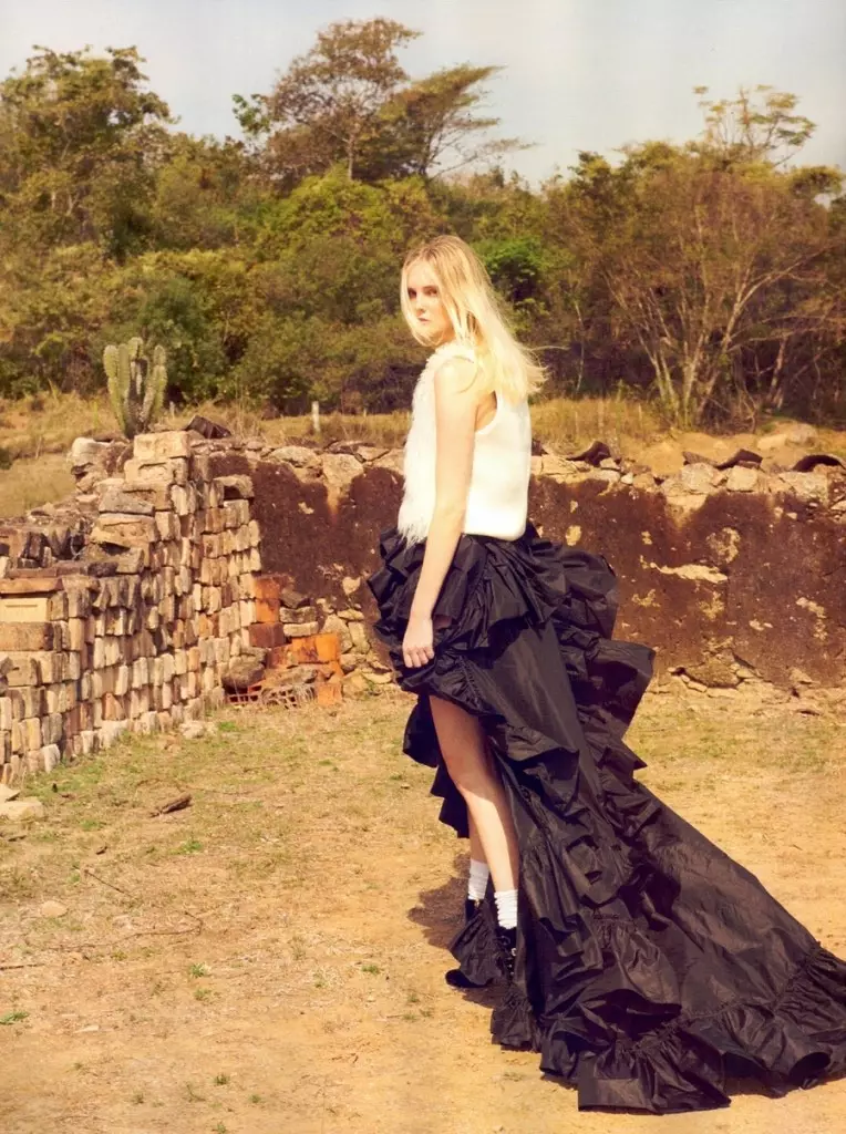 Model Caroline Trentini kürk yelek ve fırfırlı etekle poz veriyor