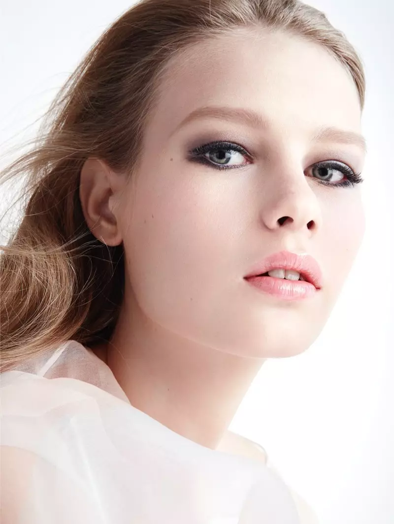 Das Model posiert in Make-up-Looks mit Dior Beauty