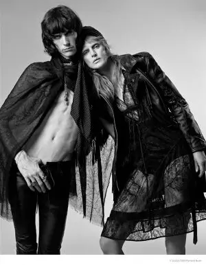 Stella Tennant Models Glam Rock Fashion V Magazine کے لیے لگتا ہے۔