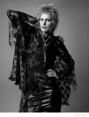 Stella Tennant modela looks da moda Glam Rock para a V Magazine