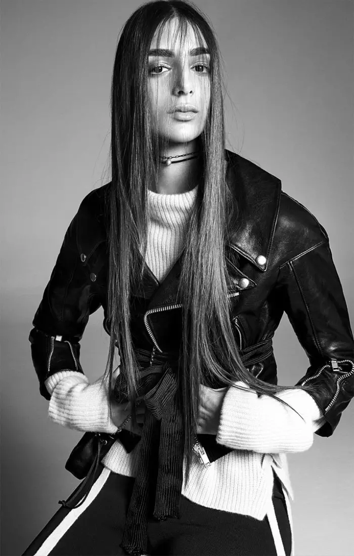 Nora Attal nosí koženú bundu v kampani Zara jar-leto 2017