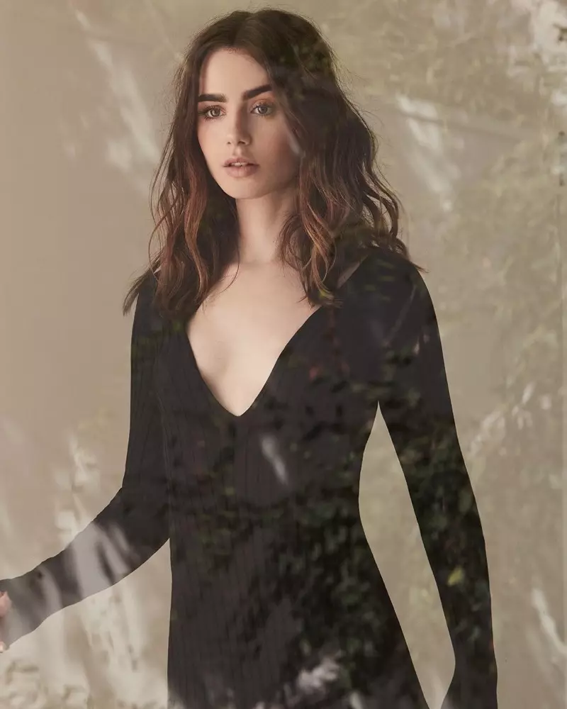 Iført en lille sort kjole poserer Lily Collins i design fra The Line