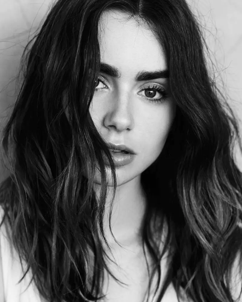 Qhia tawm cov plaub hau wavy, Lily Collins stuns hauv qhov txhaj tshuaj no