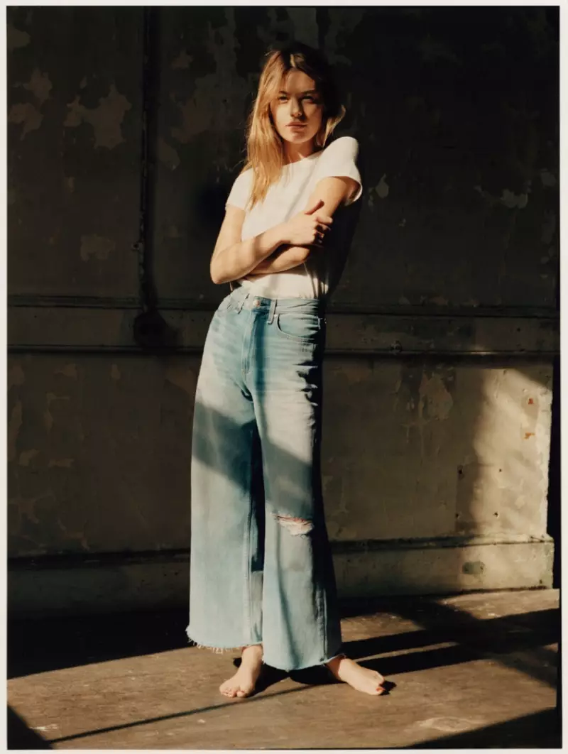 Camille Rowe modela denim relajado para la colección primavera 2019 de Rag & Bone