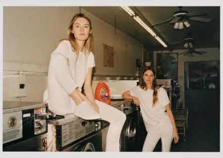 Camille Rowe y Tilda Lindstam modelan la última mezclilla de Rag & Bone