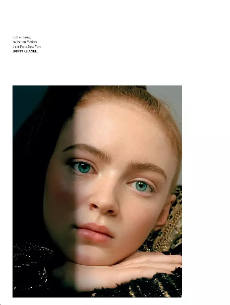 Montrante ŝiajn bluajn okulojn, Sadie Sink portas Chanel-pinton