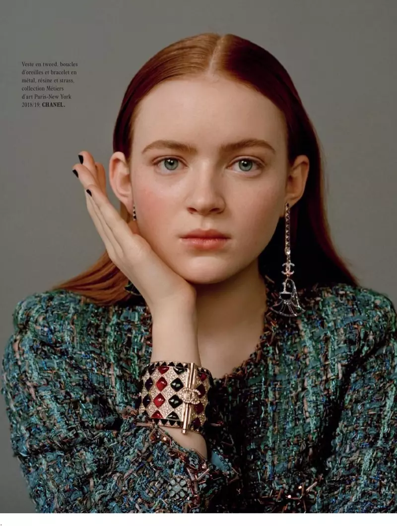 Aktorino Sadie Sink ricevas sian deproksiman foton en ĉi tiu pafo