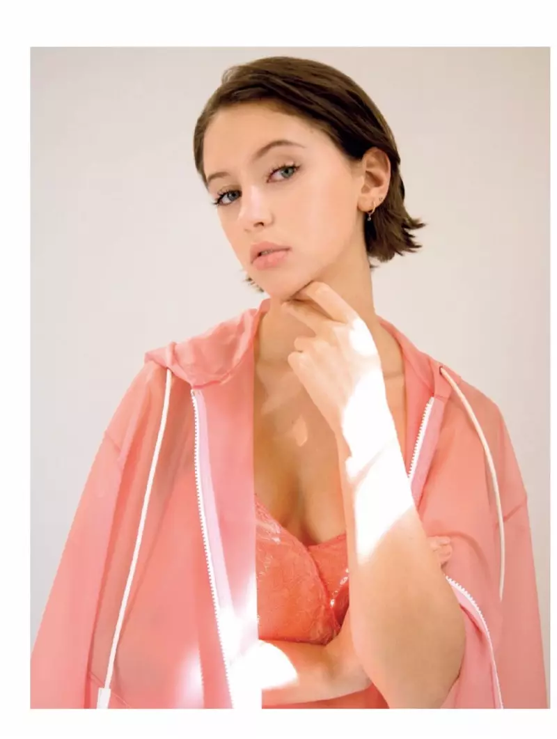 Mengenakan warna pink, Iris Law mengenakan jaket dan gaun Burberry