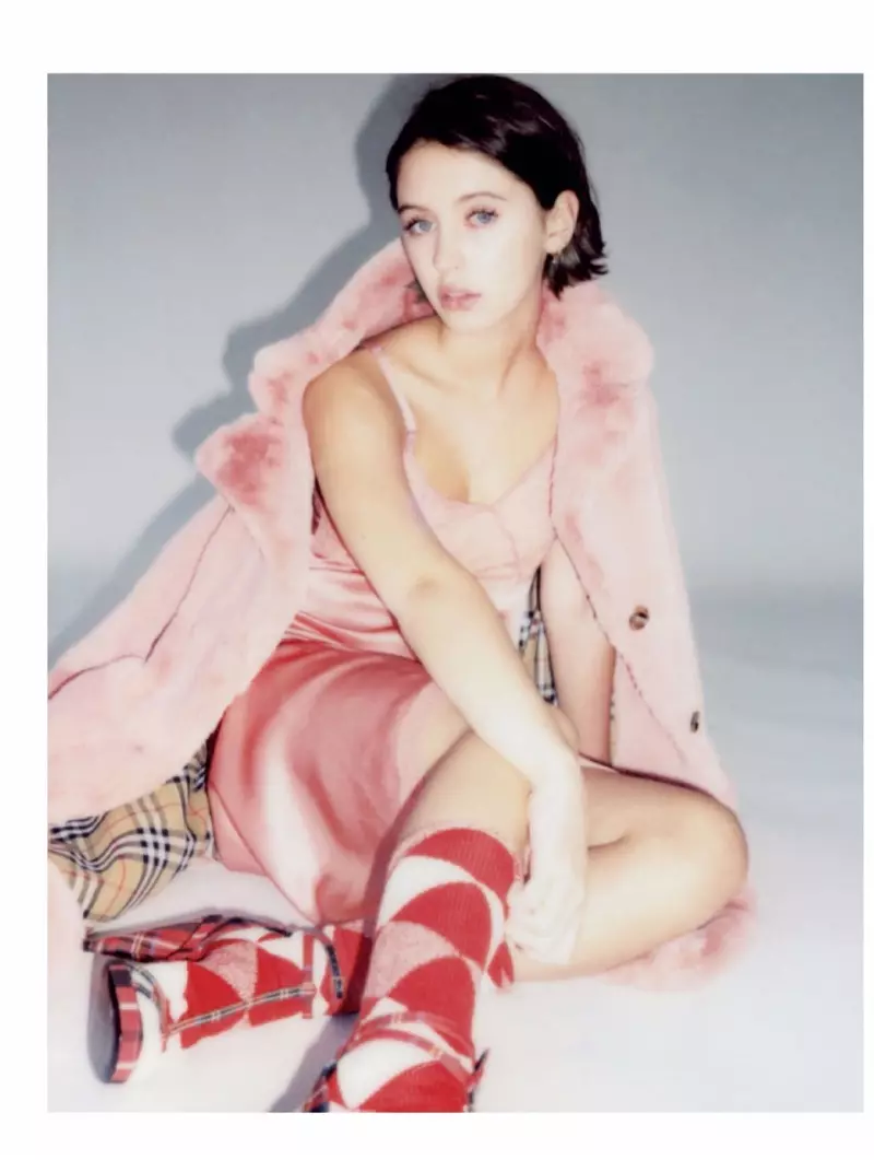 Dibaju pink, Iris Law pose dina ensemble lengkep ti Burberry