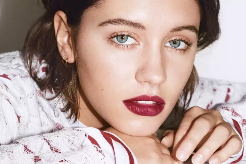 Iris Law di kampanyaya Burberry Liquid Lip Velvet de cih digire