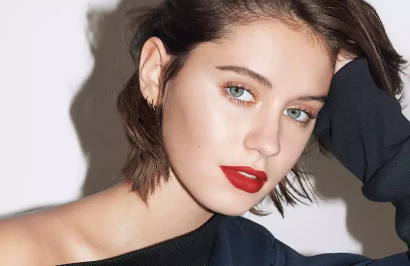 Ny zanakavavin'i Jude Law, Iris Law, no nitarika ny fampielezan-kevitra Burberry Beauty voalohany