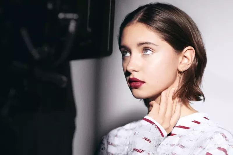 Iris Law dietro le quinte della campagna Burberry Beauty