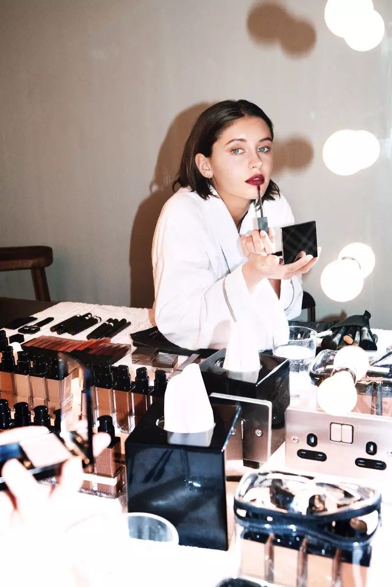 16-jaraĝa Iris Law aperas en Burberry Beauty-kampanjo