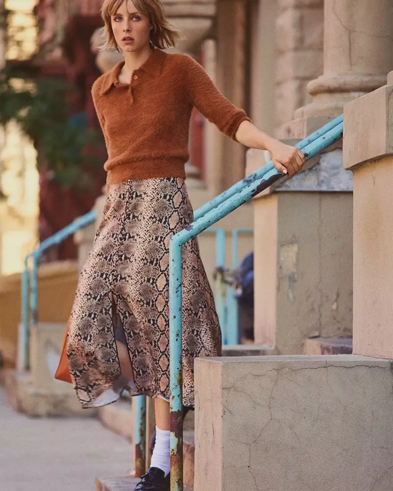 Edie Campbell dia modely amin'ny Sweater Polo Textured Zara, Snake Print Skirt ary Loafers hoditra