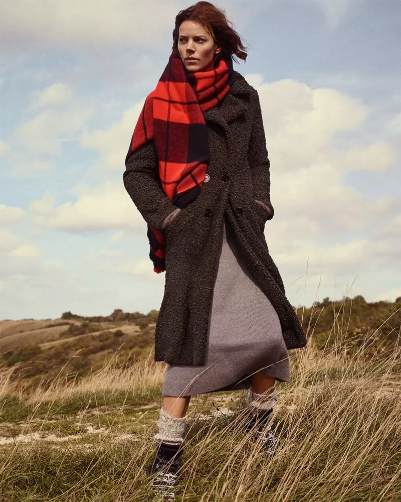 Zara Fleece Coat, Skirt, Hiking Boots සහ Plaid Scarf