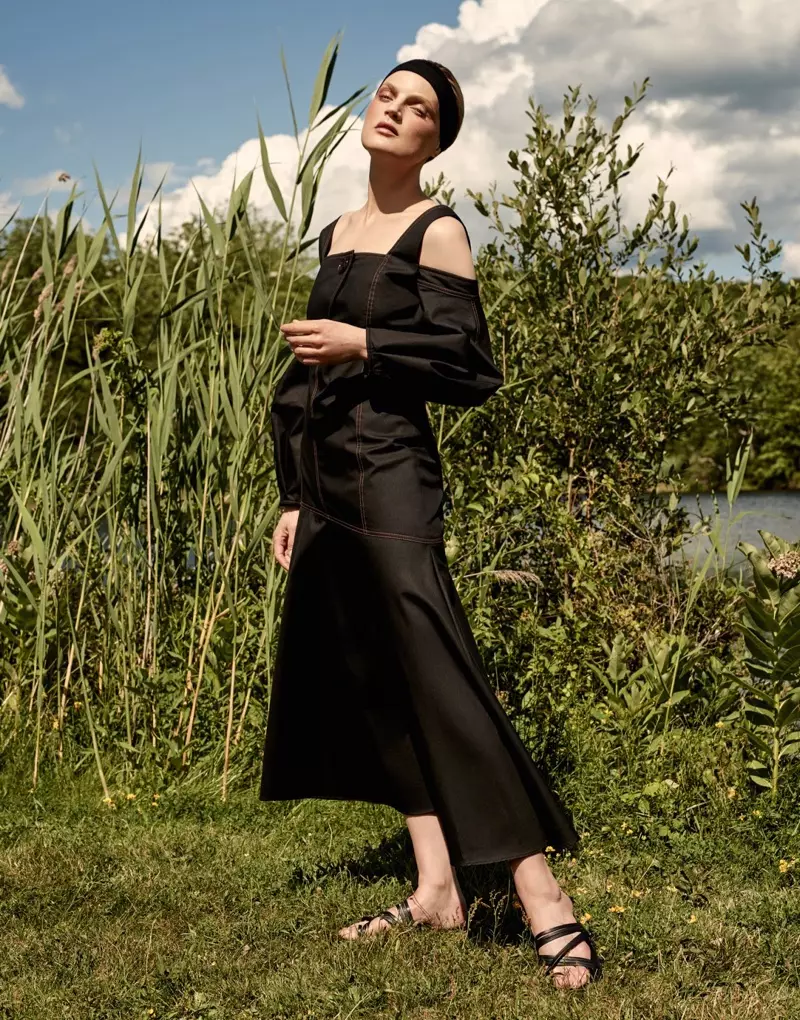 Modelul Guinevere van Seenus pozează în rochie Ellery cu umeri reci și sandale din piele The Row