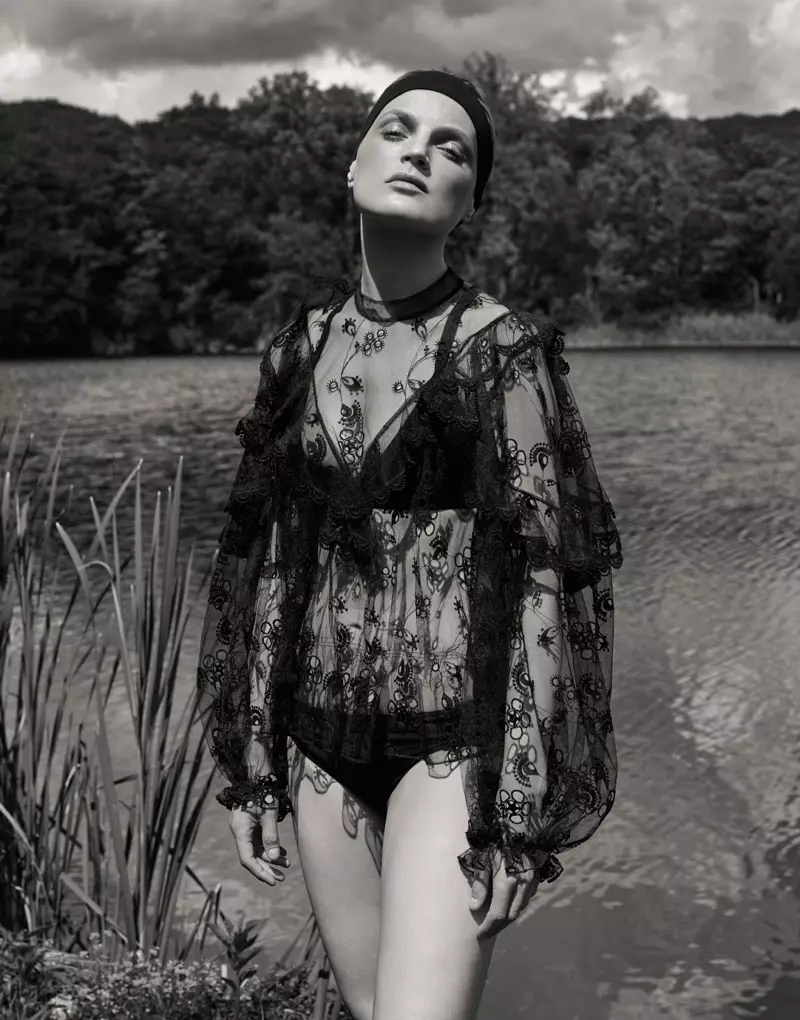 Guinevere van Seenus Modeller Chloe Broderier Blouse, Heidi Klein Bikinitop an Eres Bikinitop