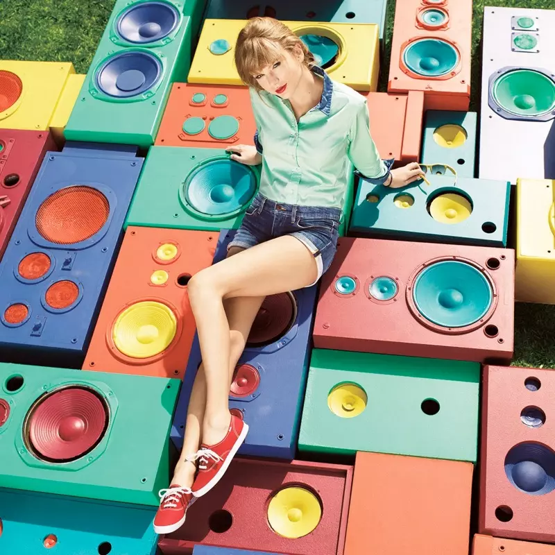 Taylor Swift ສ້າງແບບຈໍາລອງສາຍ Keds Spring 2014 ຂອງນາງ