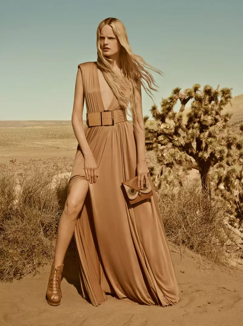 Si Hanne Gaby Odiele ay nag-pose sa isang maxi dress mula sa koleksyon ng spring 2016 ni Elisabetta Franchi