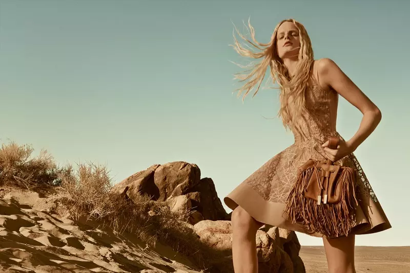 A campaña de primavera de 2016 de Elisabetta Franchi foi capturada no deserto de California